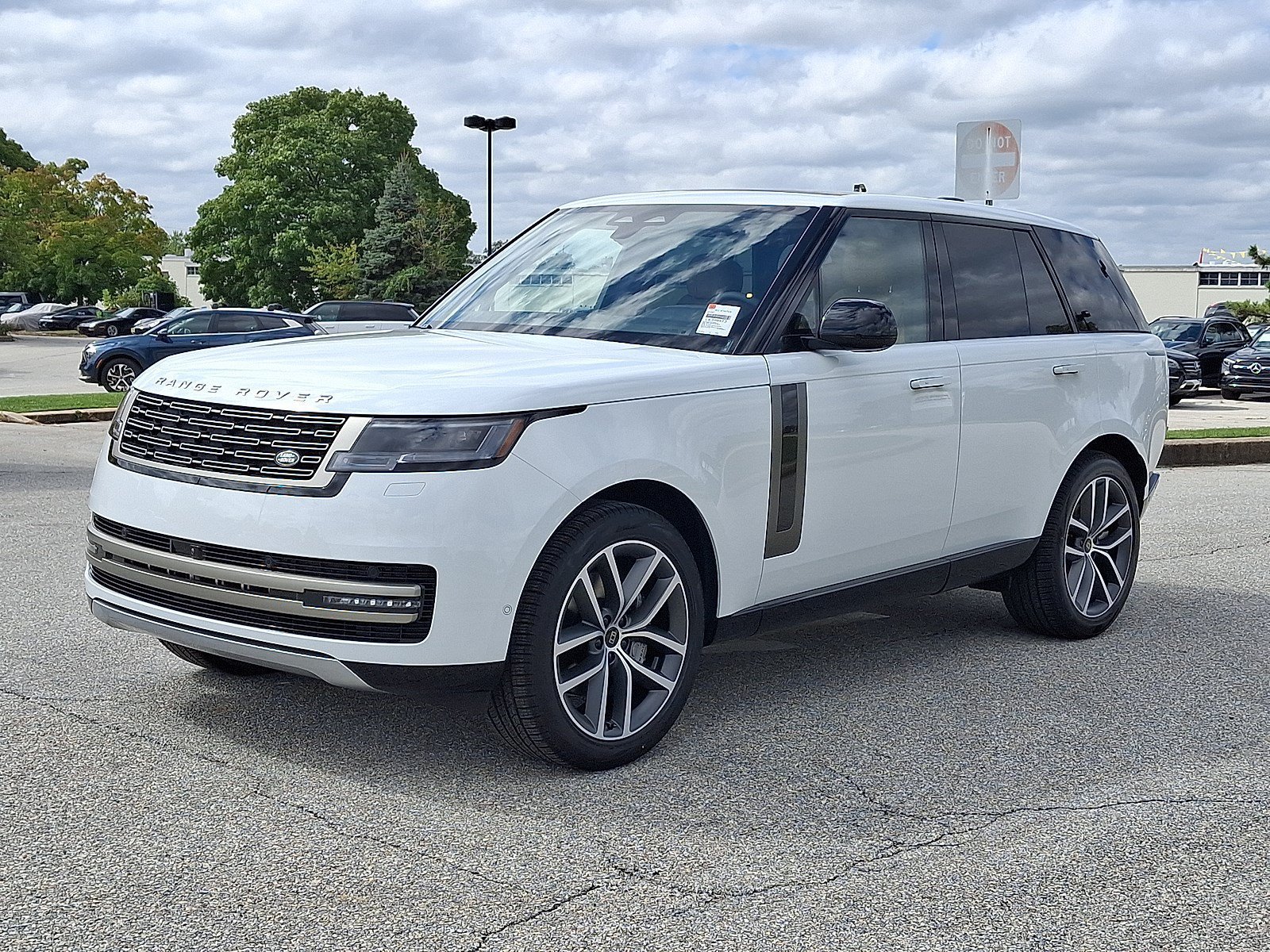 New 2027 Fuji White LAND ROVER SE image 23