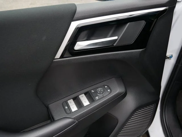 Used 2023 White Diamond Mitsubishi ES image 15