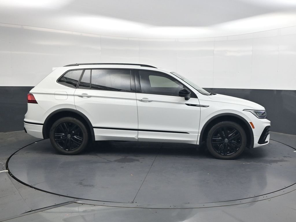 Used 2022  Volkswagen 2.0T SE R-Line Black image 4