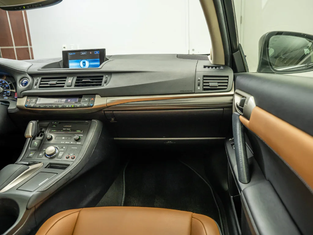 Used 2014 Pearl Lexus 200h image 45