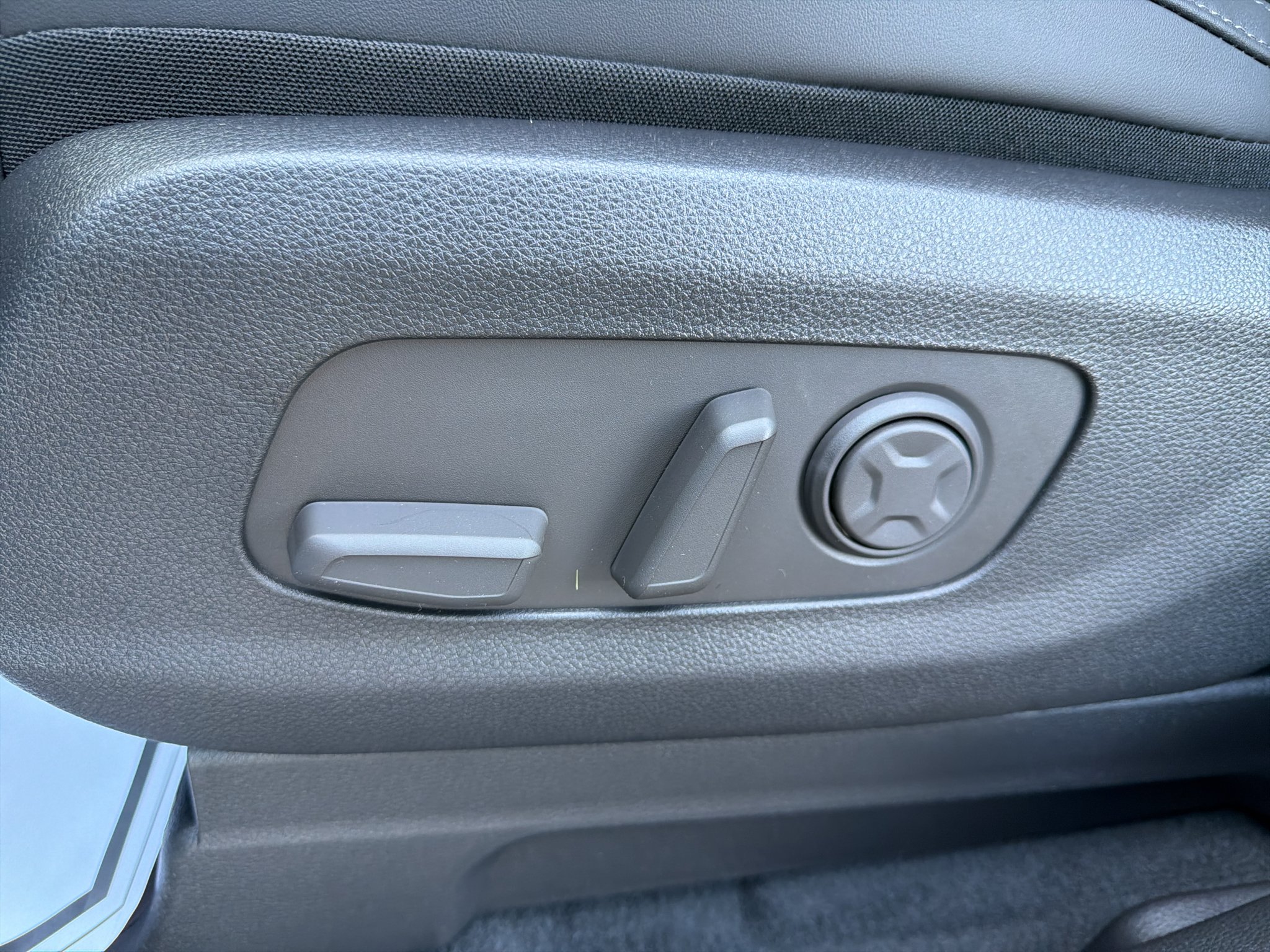 New 2027 Ceramic Silver Kia LXS image 18