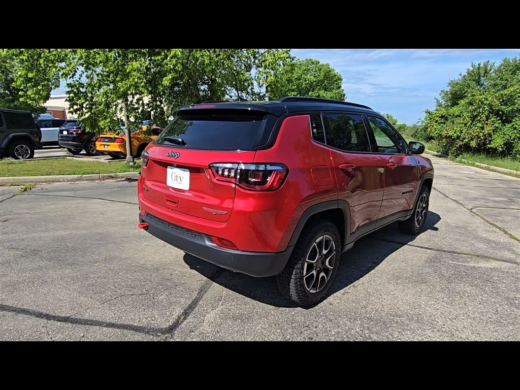 New 2026 Red Hot Pearl-Coat Exterior Paint Jeep Trailhawk image 7