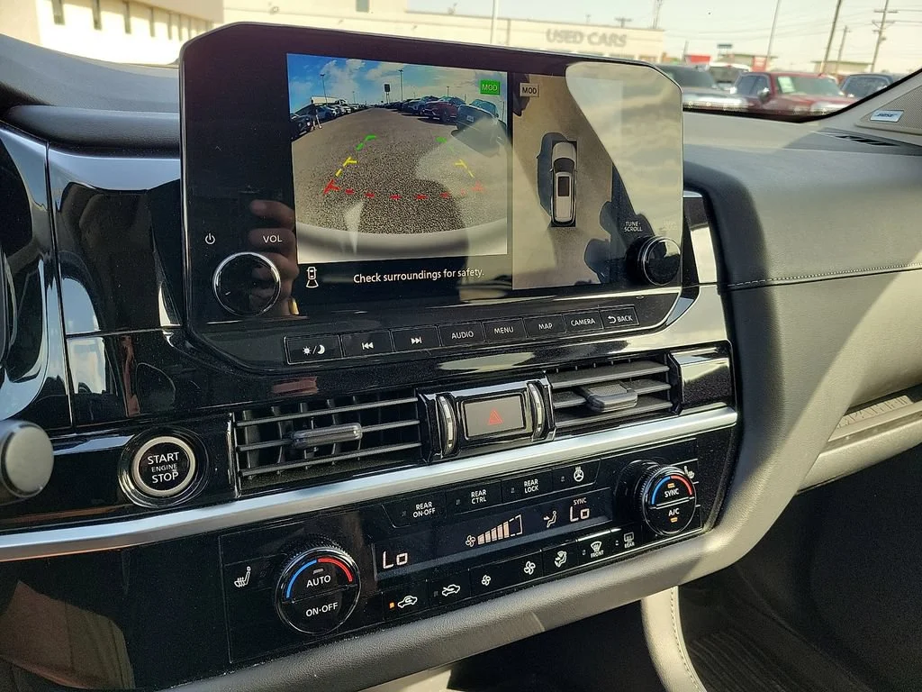 Used 2022  Nissan SL image 21