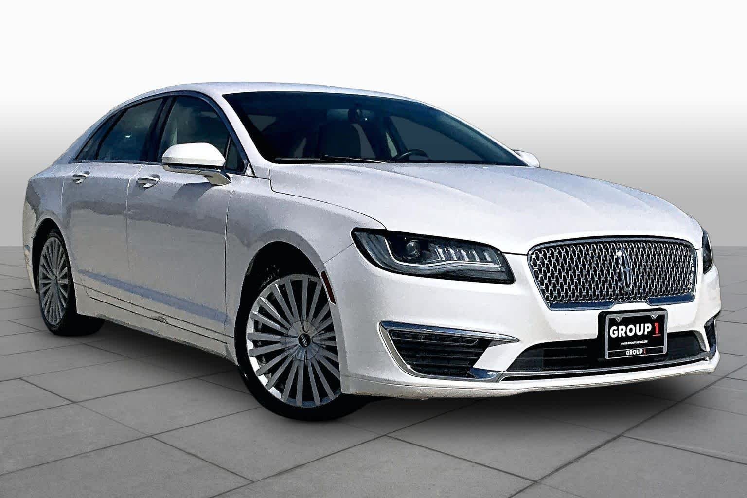 Used 2017 White Platinum Metallic Tri-Coat Lincoln Reserve image 3