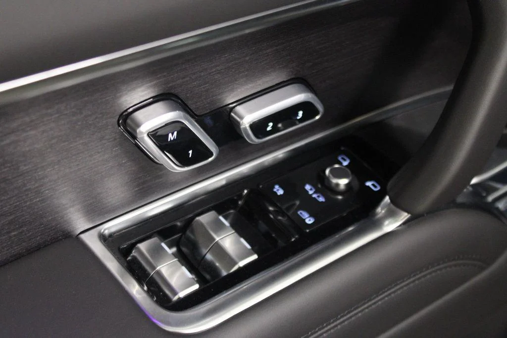 New 2026 Santorini Black Land Rover SE image 19