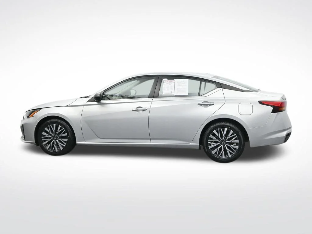 Used 2024 Silver Nissan 2.5 SV image 9