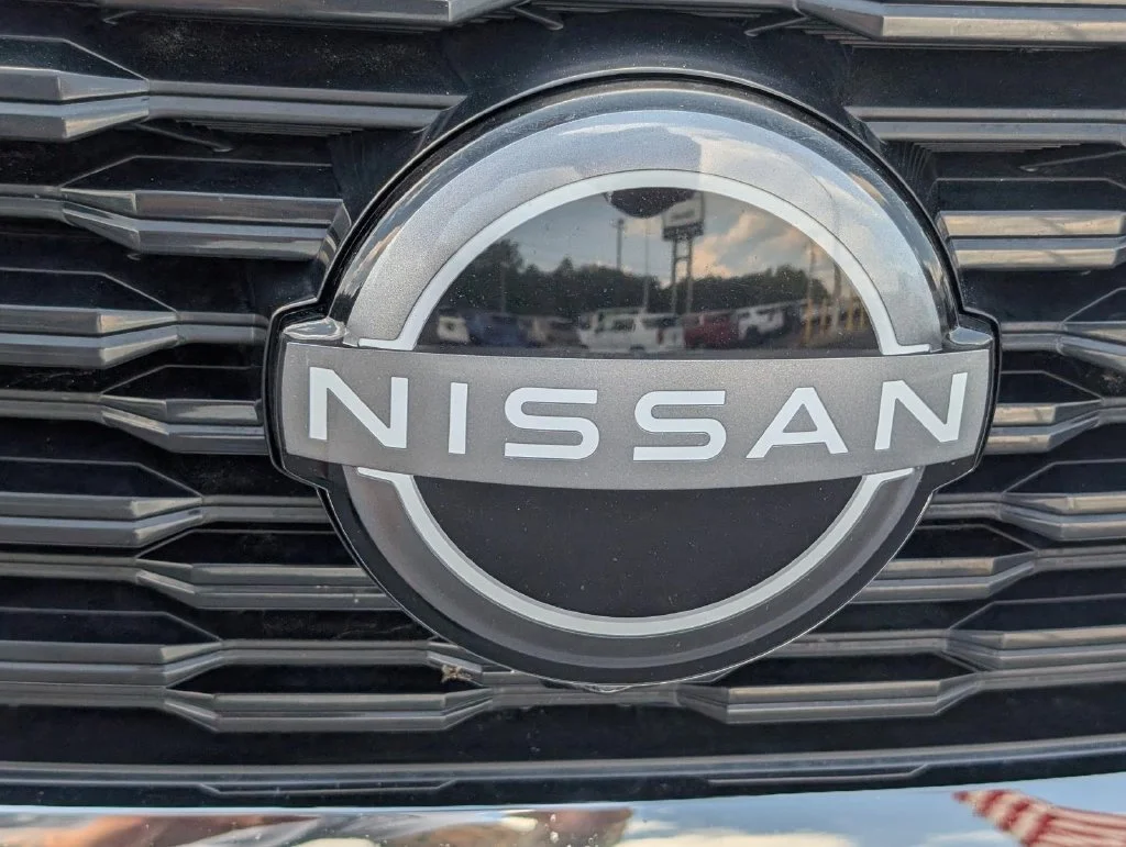 Used 2023 Super Black Nissan Platinum image 4