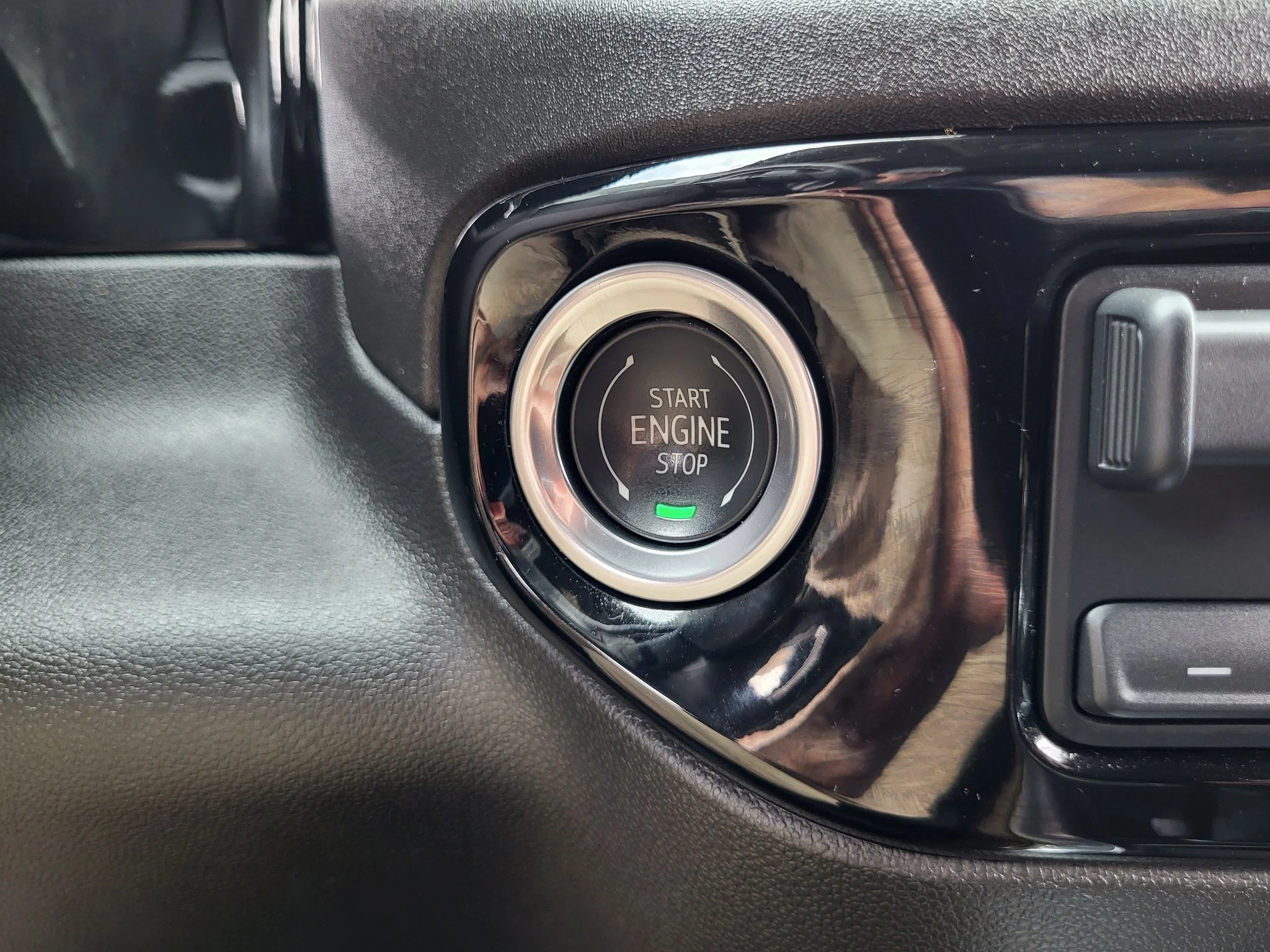 Used 2025 Sterling Metallic GMC Elevation image 17