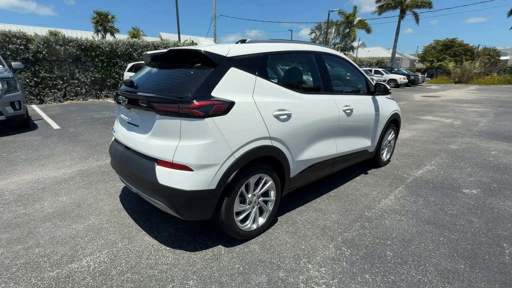 Used 2023 Summit White Chevrolet LT image 8