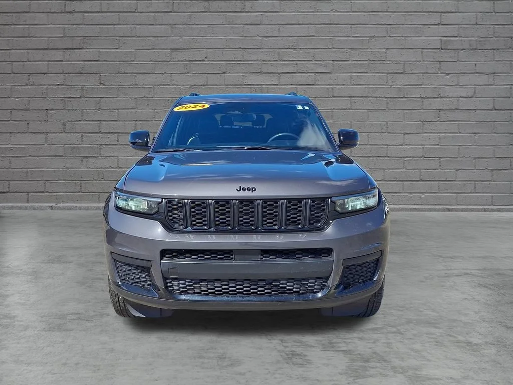 Used 2024 Baltic Gray Metallic Clearcoat Jeep Altitude image 4