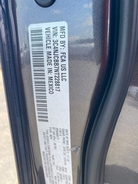 Used 2022 Granite Crystal Clearcoat Metallic Jeep Latitude image 39