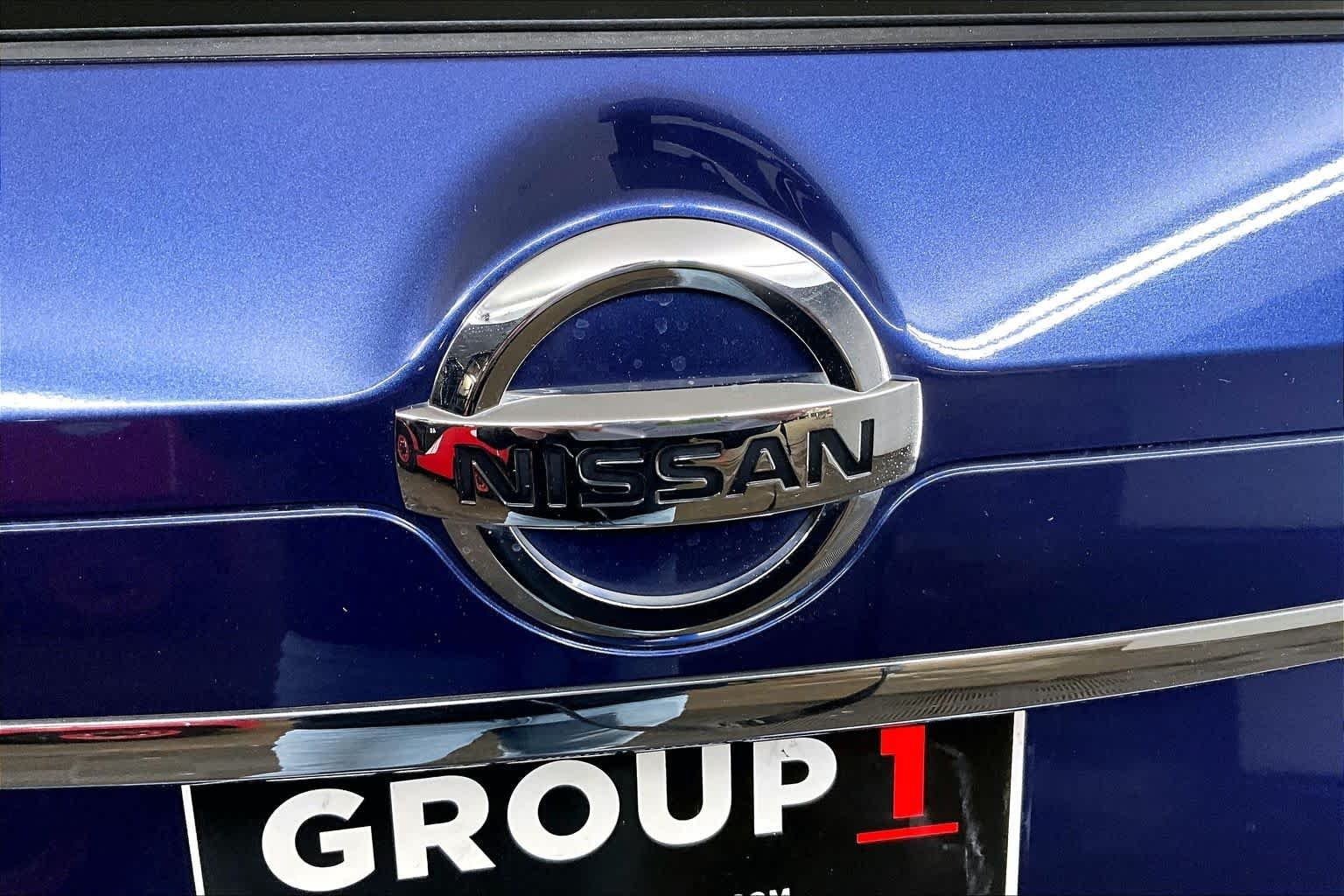 Used 2018 Caspian Blue Nissan SL image 29