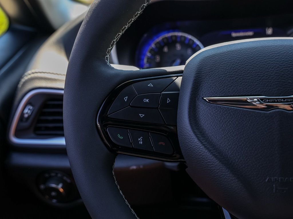 New 2026 Bright White Clear-Coat Exterior Paint Chrysler Select image 24