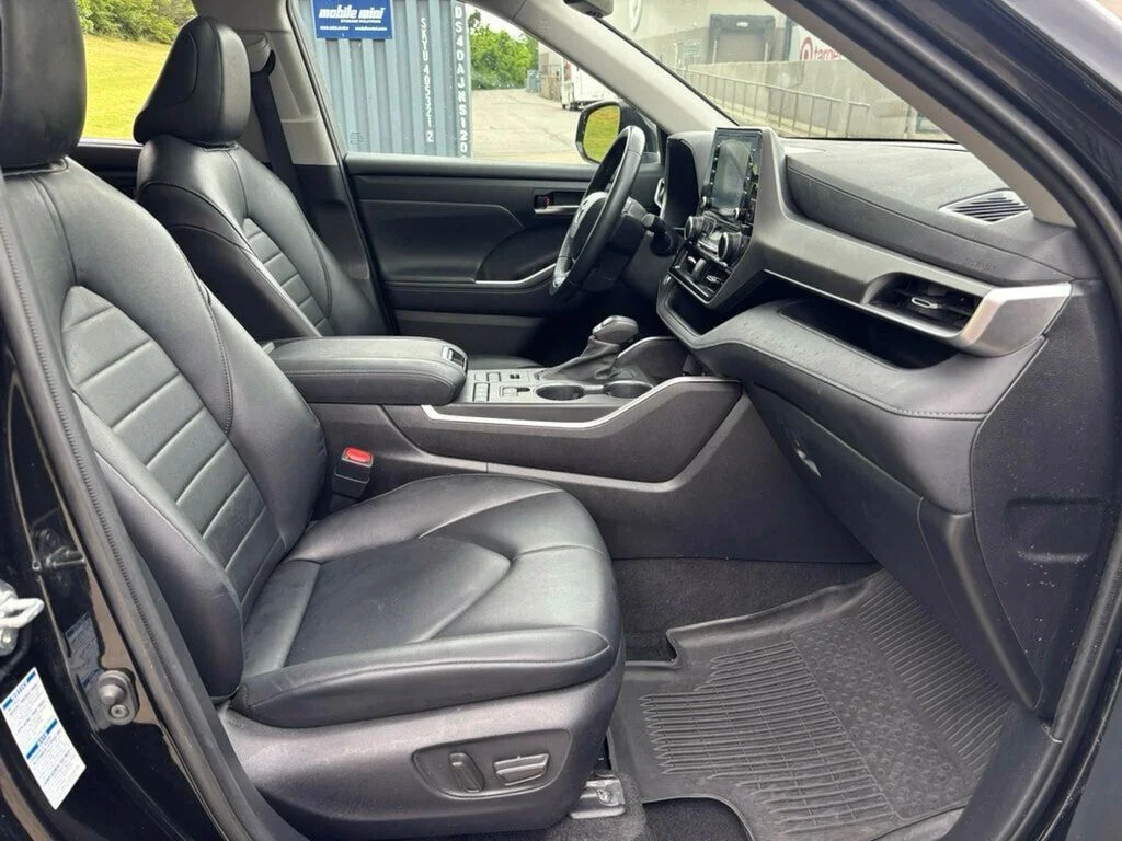 Used 2022 Black Toyota XLE image 33
