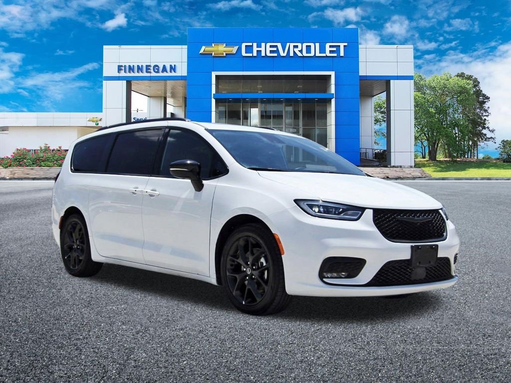 2025 Chrysler Pacifica Limited's photo