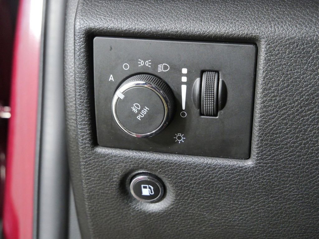 Used 2017 Red Jeep Altitude image 36