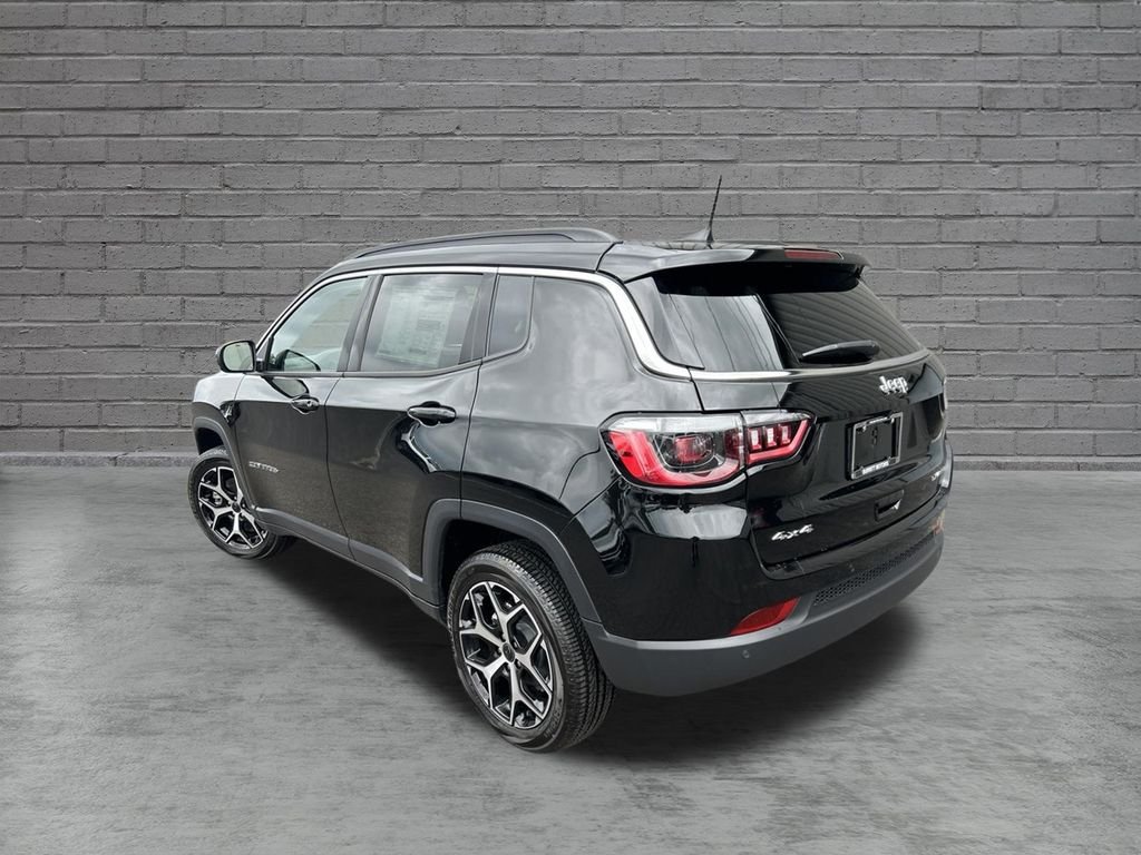 New 2026 Diamond Black Crystal Pearlcoat Jeep Limited image 5