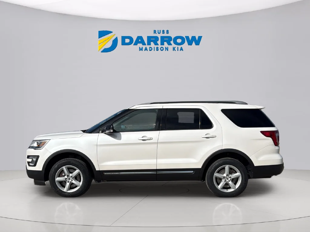 Used 2017 White Platinum Clearcoat Metallic Ford XLT image 2
