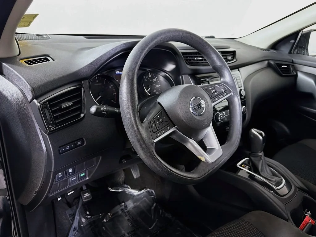 Used 2021  Nissan S image 10