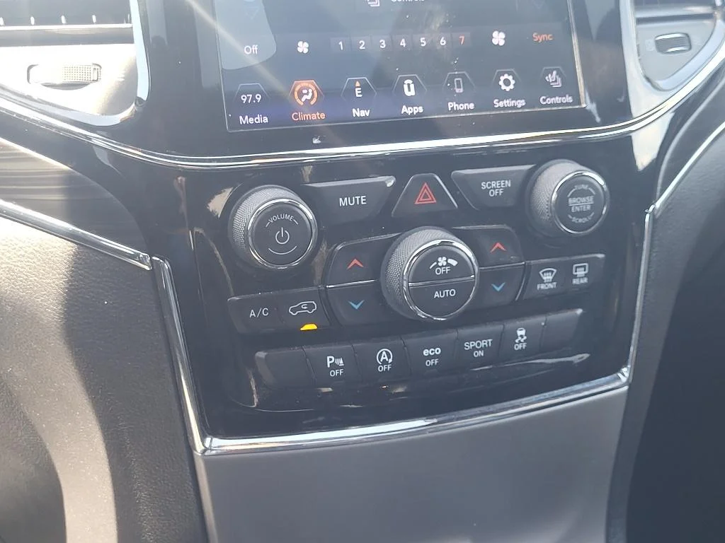 Used 2020 Granite Crystal Metallic Clearcoat Jeep Limited image 16