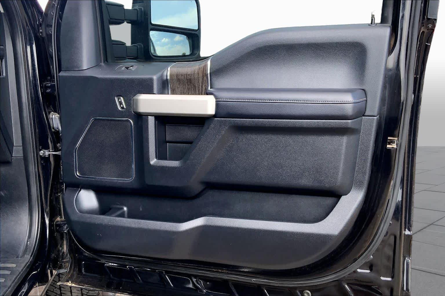Used 2021 Agate Black Metallic Ford LARIAT image 23