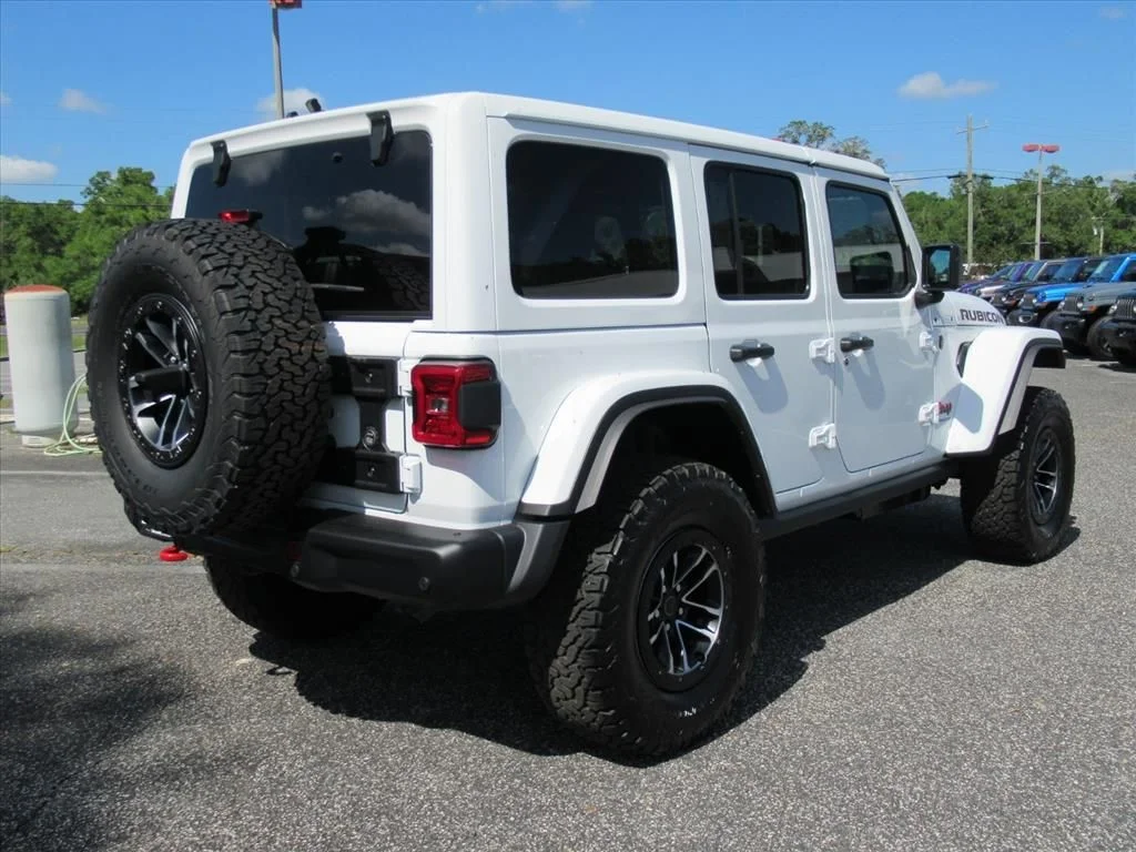 New 2026 Bright White Clear-Coat Exterior Paint Jeep Rubicon X image 8