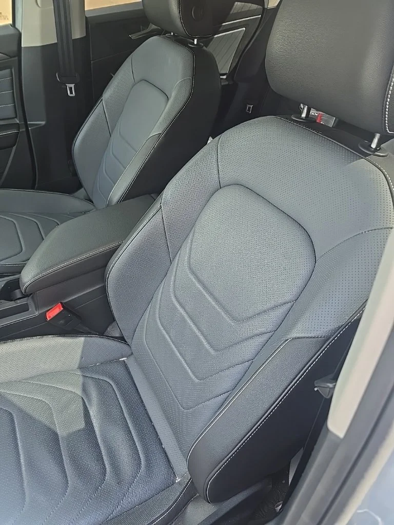 Used 2025  Volkswagen SEL image 1