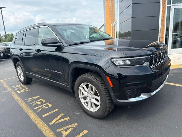 Used 2021 Diamond Black Crystal Pearlcoat Jeep Laredo image 2