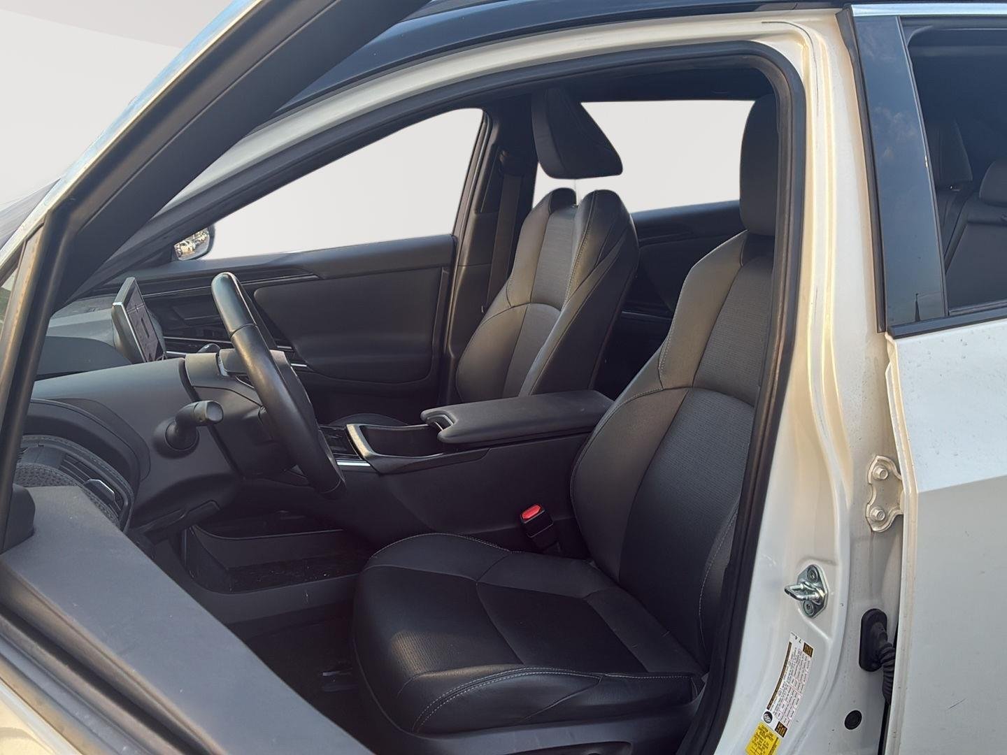 Used 2023 Wind Chill Pearl w/Black Roof Toyota Limited image 3