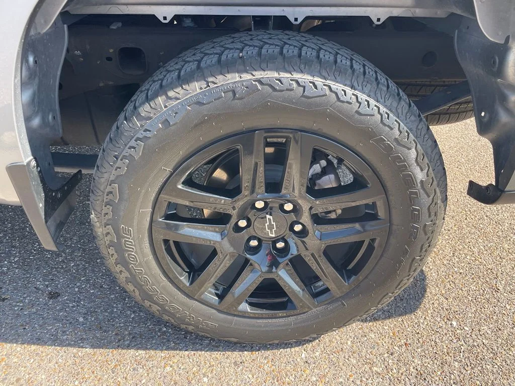 Used 2025 Gray Chevrolet Custom image 17