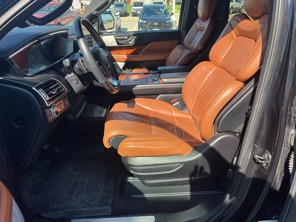 Used 2019 Infinite Black Metallic Lincoln Reserve image 11