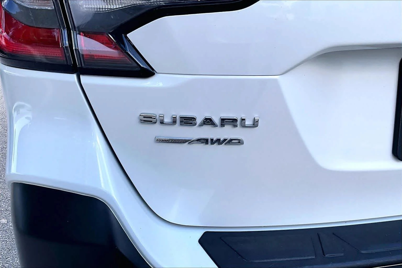Used 2022 Crystal White Pearl Subaru Limited image 31