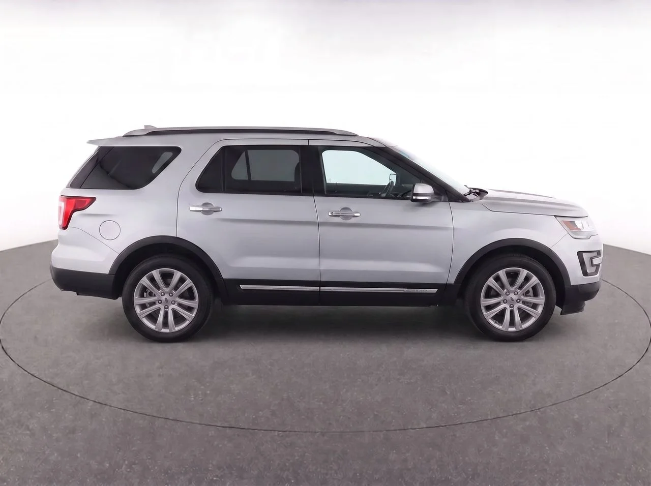Used 2017 Silver Ford Limited image 5