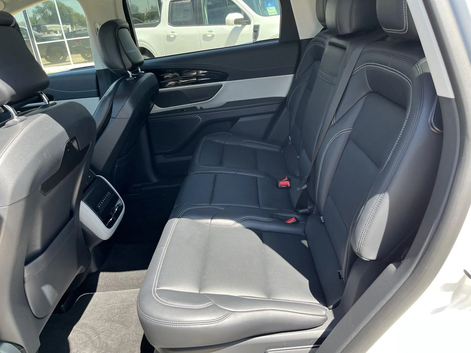 Used 2024 White Platinum Tri-Coat Metallic Lincoln Premiere image 13