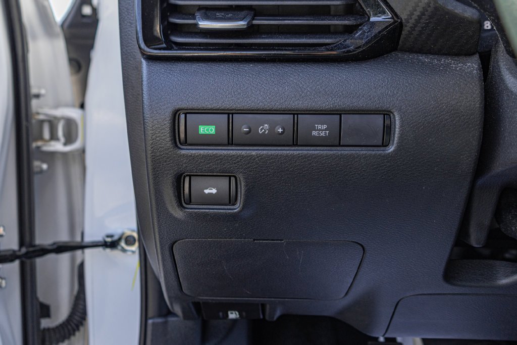 Used 2023 White Nissan SV image 25