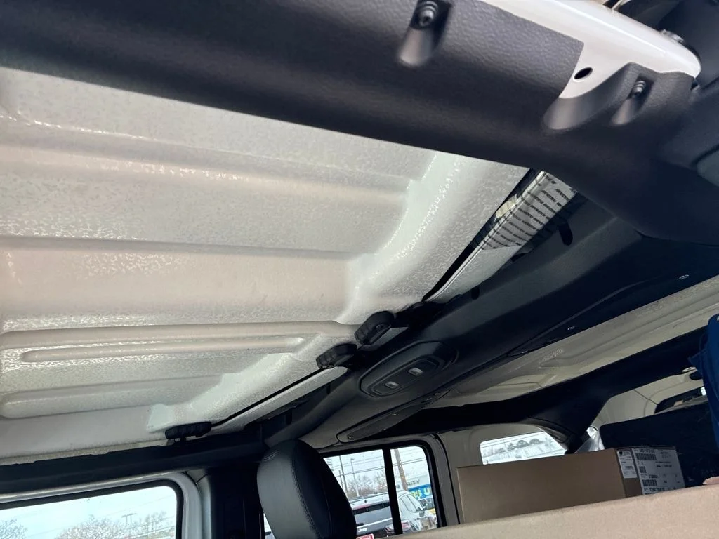 New 2025 Bright White Clear-Coat Exterior Paint Jeep Sahara image 21