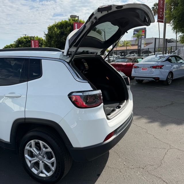Used 2024 White Jeep Latitude image 8