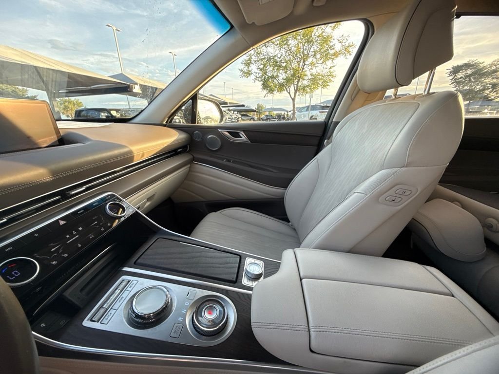 Used 2023 Black Genesis 2.5T image 10