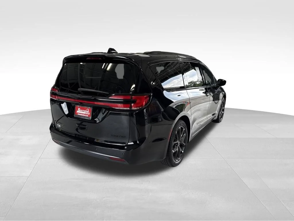 Used 2025 Black Chrysler Limited image 5