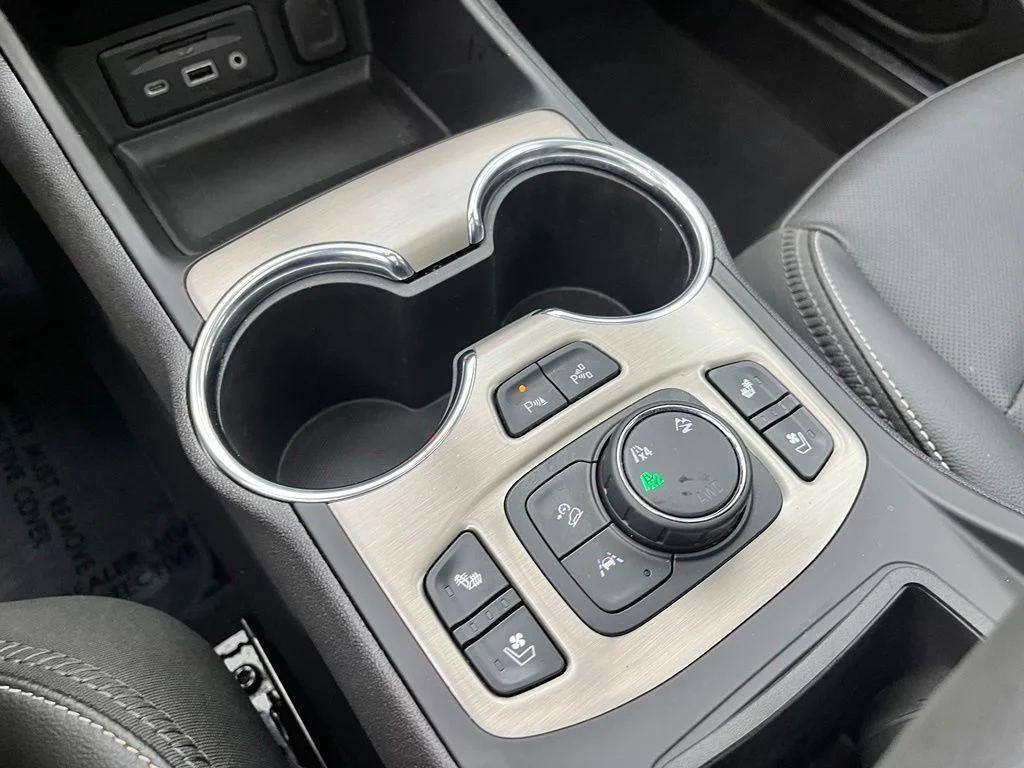 Used 2024 White GMC Denali image 30