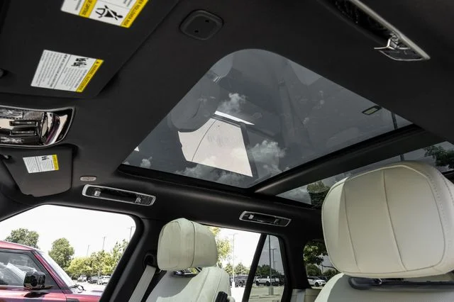 New 2026 Black Land Rover SE image 5