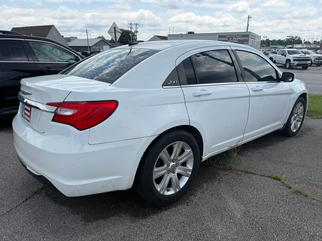 Used 2013 White Chrysler Touring image 18