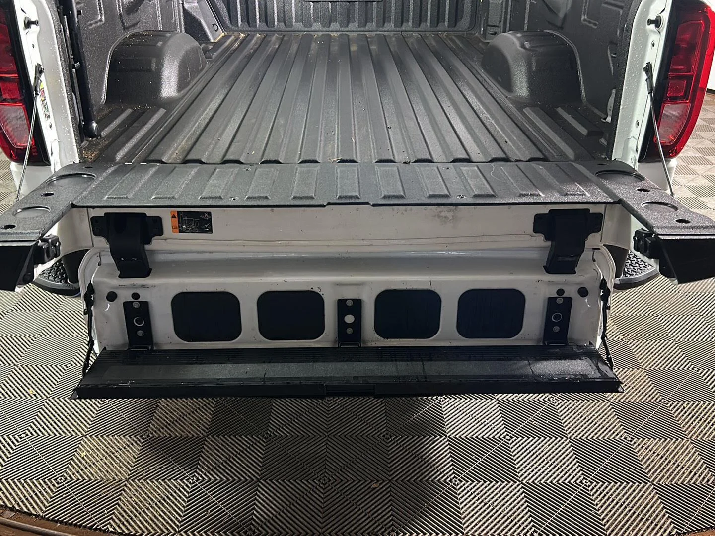 Used 2022 Summit White GMC SLE image 7