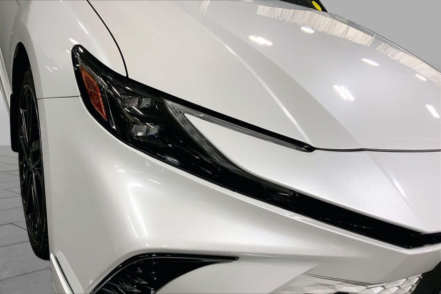 Used 2025 Wind Chill Pearl Toyota XSE image 28