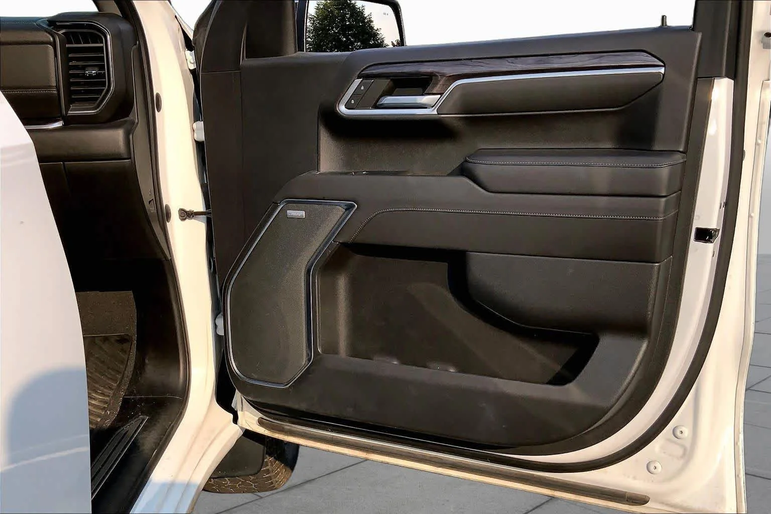 Used 2022 Summit White Chevrolet LTZ image 23
