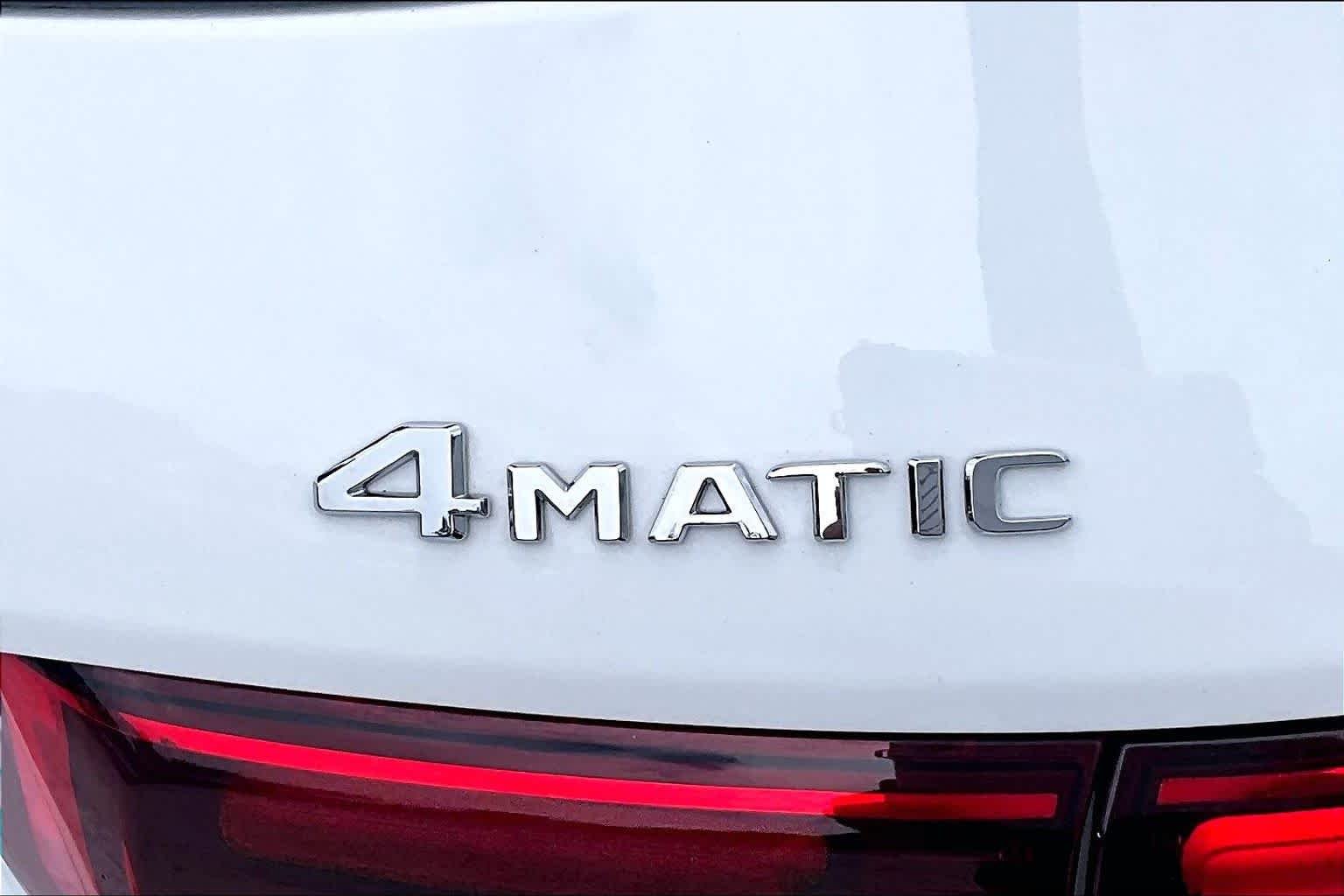Certified Used 2025 Polar White Mercedes-Benz GLB 250 image 10