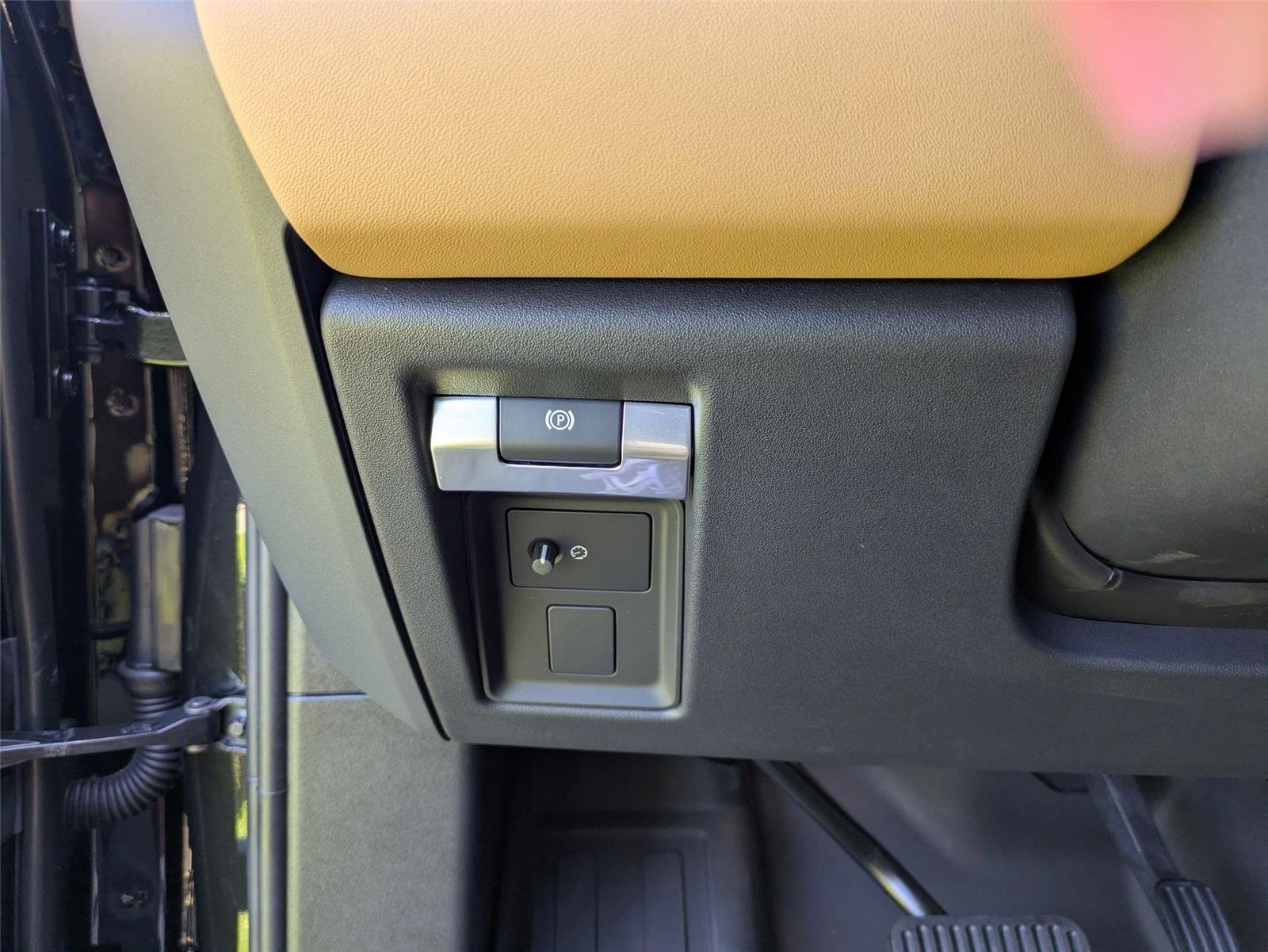 Used 2026 Santorini Black Metallic Land Rover S image 14