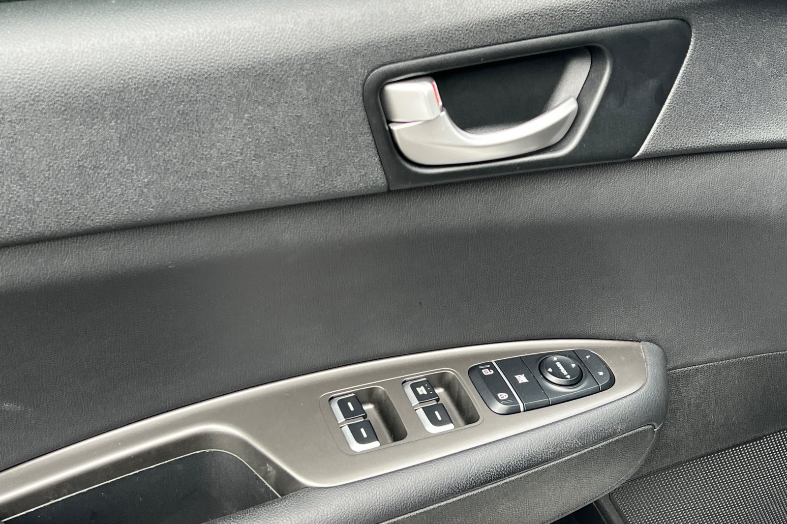 Used 2020 Snow White Pearl Kia LX image 11