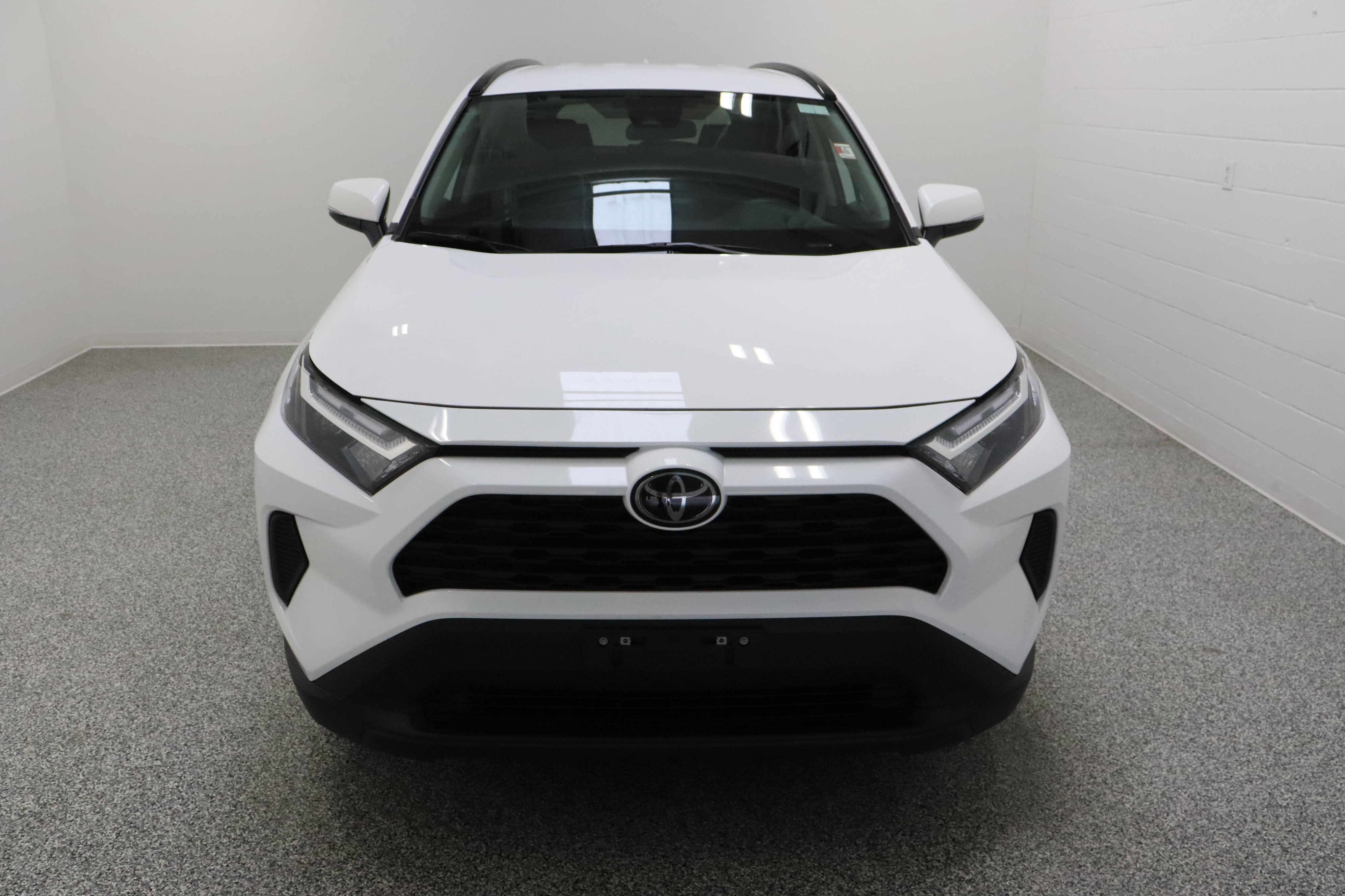 Used 2025 Ice Cap Toyota XLE 2.5L image 3