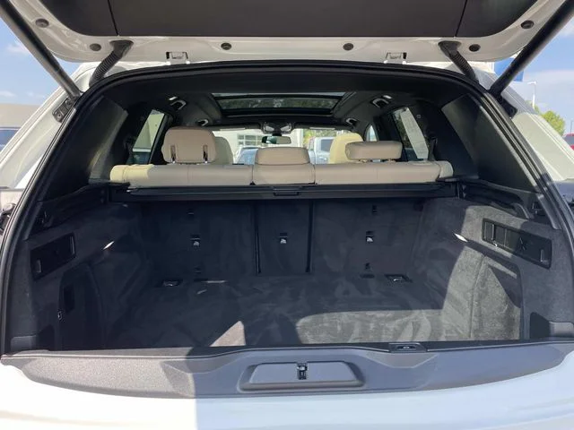 Used 2022 White BMW sDrive40i image 8
